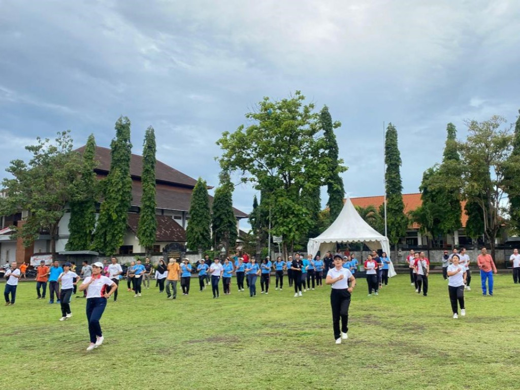 Menjelang Pemilu, UPTD Puskesmas Kuta Utara ajak Petugas Pemilu melakukan senam kebugaran di Lapangan Desa Dalung.